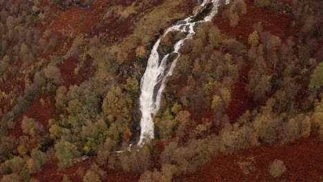 Ein-Wasserfall-Im-Schottischen-Hochland-Mit-Gebirgigen-Wäldern-Namens-Ben-Glas-Burn-In-Glencoe