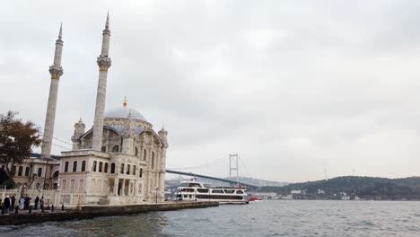 Schöne-Ortaköy-moschee-In-Istanbul-Mit-Bosporus-brücke-Im-Hintergrund