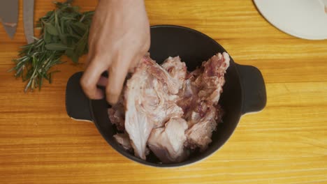 Chef-Llenando-La-Olla-Con-Carne-De-Pavo-Y-Sopa-De-Verduras-Como-Ingrediente