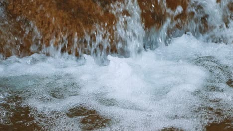 Nahaufnahme-Eines-Natürlichen-Wasserfalls,-Der-Auf-Felsen-Spritzt