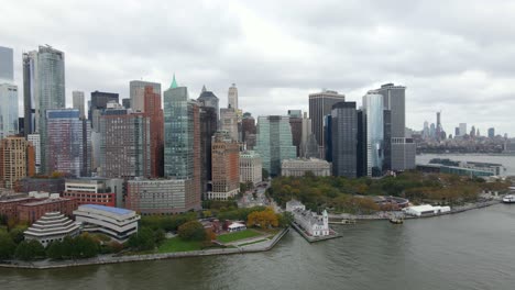 Luftbild-Von-Wolkenkratzern-In-Manhattan-In-New-York,-Usa---Verfolgung,-Drohnenaufnahme