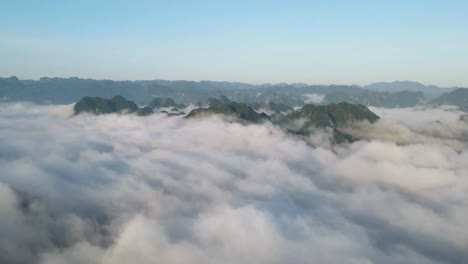 Timelapse-De-Drones-Del-Océano-De-Nubes-Y-Cordillera