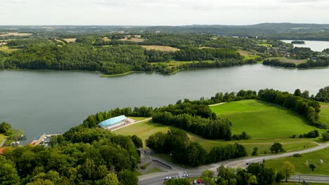 Lago-Brodno-Wielkie-En-Un-Día-Nublado-En-Polonia---Toma-Aérea-De-Drones