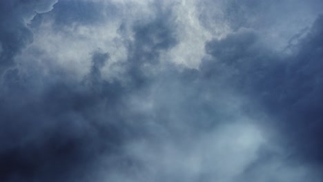 4k-Gewitter,-Blitzeinschlag-Hinter-Dicken-Wolken