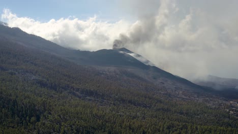 dronw-flying-backwards-with-the-Cumbre-Vieja-eruption-view