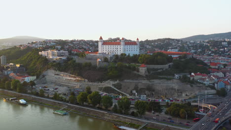 Rotierende-Drohnenaufnahme-Des-Schlosses-Bratislava-In-Der-Slowakei