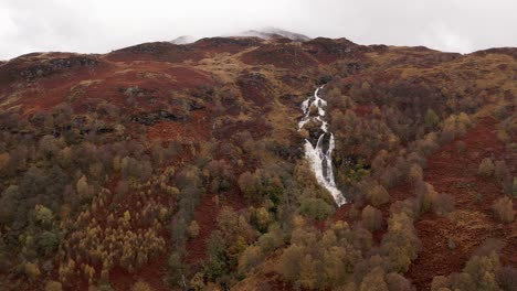 Antenne---Ben-Glas-Burn-Wasserfall,-Glencoe,-Schottisches-Hochland,-Schottland,-Steigend