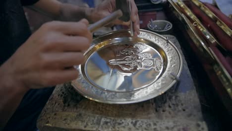 Handwerker-Graviert-Design-Auf-Messing-Silberplatte-Im-Souq-Markt-In-Tunis,-Tunesien