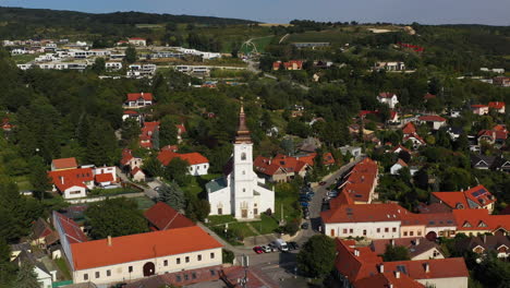 Rotierende-Drohnenaufnahme-Der-Kirche-Der-Heiligen-Dreifaltigkeit-In-Svätý-Jur-Oder-St.-Georg-In-Bratislava
