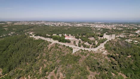 Ummauerte-Festung-Auf-Einem-Hügel,-Sesimbra-Catle,-Auch-Bekannt-Als-Schloss-Der-Moore,-Portugal