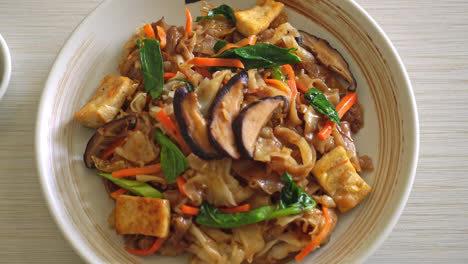 stir-fried-noodles-with-tofu-and-vegetables---vegan-and-vegetarian-food-style
