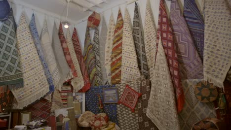 Bunte-Teppiche,-Teppiche-Und-Textilgeschäfte-Auf-Dem-Marktstand-In-Der-Medina-Von-Tunis,-Tunesien