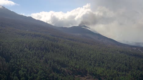 Aufsteigende-Drohnenaufnahme-Des-Vulkans-Cumbre-Vieja-Während-Des-Ausbruchs