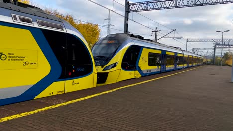 Moderno-Tren-Tira-Hacia-La-Plataforma,-Skm-Gdansk,-Estación-De-La-Universidad-Przymorze