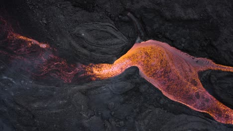 drone-flying-up-and-revealing-lava-streams-from-Cumbre-Vieja-volcano