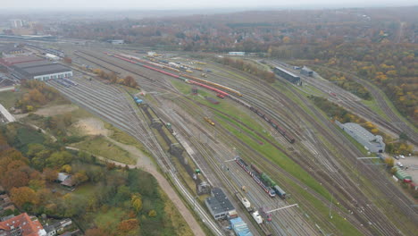 Schöne-Antenne-Von-Geparkten-Zügen-In-Der-Nähe-Des-Bahnhofs-Im-Herbst