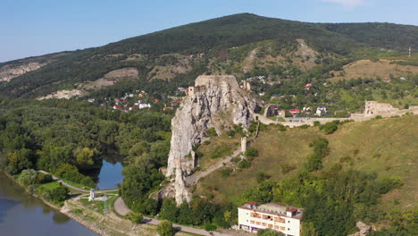 Aufschlussreiche-Aufnahme-Der-Burg-Hrad-Devin-In-Bratislava,-Slowakei