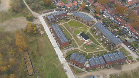 Luftbild-Eines-Neuen-Vorstadtviertels-Mit-Sonnenkollektoren-Auf-Dem-Dach