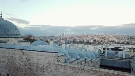 Vista-Panorámica-Del-Paisaje-Urbano-De-Estambul-Con-El-Horizonte-Y-El-Estrecho-Del-Bósforo