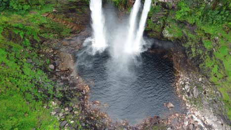 Erstaunlicher-120-Meter-Wasserfall-In-Einem-üppigen-Wald-Und-Einem-Dunklen-See