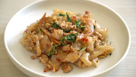 Stir-fried-noodle-with-minced-chicken-and-basil---Asian-food-style