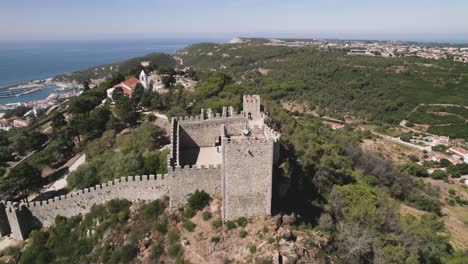 Luftumkreisung-über-Dem-Aussichtsturm-Der-Burg-Sesimbra,-Landschaftsaussichtspunkt---Portugal