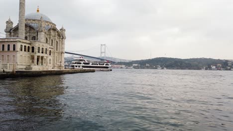 Ortaköy-Moschee-In-Istanbul-Am-Bosporus-Während-Bewölkter-Tage