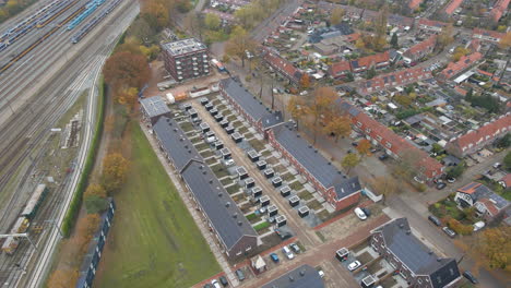 Blick-Aus-Der-Vogelperspektive-Auf-Mit-Sonnenkollektoren-Gefüllte-Dächer-In-Einem-Neuen-Vorortviertel