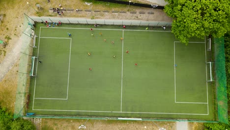 Draufsicht-Auf-Einen-Fußballplatz-Mit-Mannschaften,-Die-Während-Eines-Spiels-Spielen