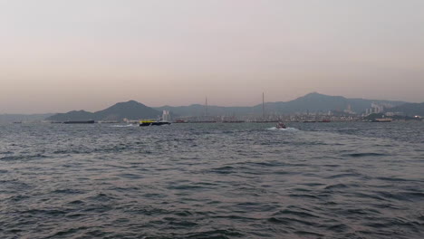 Barcos-Que-Navegan-Hacia-El-Puente-Canteros-Cerca-De-La-Isla-De-Hong-Kong-En-Hong-Kong
