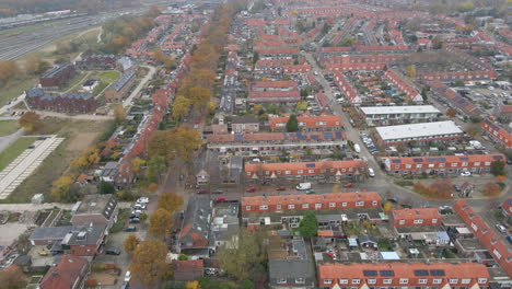 Antenne-Eines-Alten-Vorstadtviertels-Mit-Mehreren-Dächern-Mit-Sonnenkollektoren