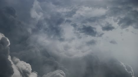 4k-Gewitter,-Blitzeinschlag-Hinter-Dunklen-Wolken,-Die-Sich-Am-Himmel-Bewegen