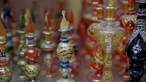 Anzeige-Von-Buntem-Miniaturglas-Mit-Detaillierten-Designs-Tunesische-Parfümflaschen-In-Einer-Boutique