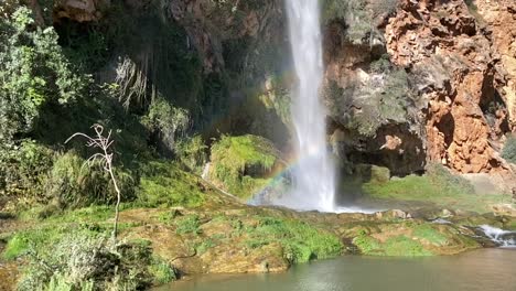 Wasserfall-Mit-Regenbogen,-Herbsttag
