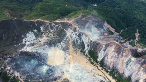 Vista-Aérea-Sobre-El-Espectacular-Lago-Del-Cráter-En-El-Estratovolcán-Monte-Sibayak-En-El-Norte-De-Sumatra,-Indonesia