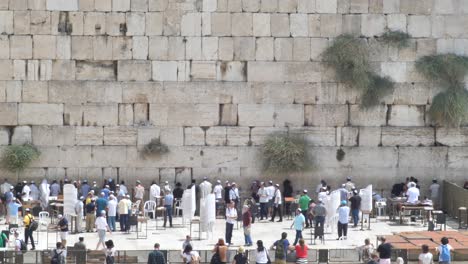 Pilgrims-pray-at-Western-Wall-in-Jerusalem,-Israel