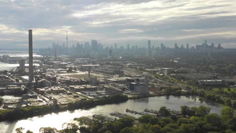 Toronto-Marina-Mit-Der-Skyline-Der-Stadt-Als-Hintergrund