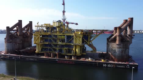 Plataforma-Offshore-En-Mantenimiento-En-El-Puerto-De-Rotterdam