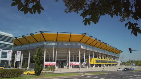 Entrada-Sureste-Del-Estadio-De-Fútbol-De-Tivoli,-Con-La-Calle-Krefelder,-Ubicada-En-La-Ciudad-Alemana-De-Aquisgrán