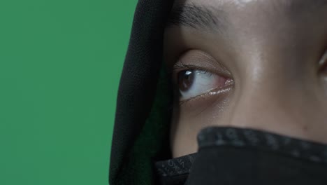 Nahaufnahme-Des-Rechten-Auges-Von-Hijab-Musliminnen-Mit-Gesichtsmaske