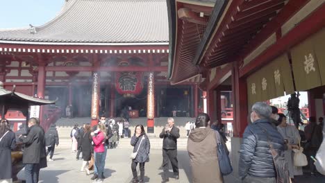 Tourists-in-slow-motion-at-Sensoji-temple-in-Asakusa-district,-Pan-shot