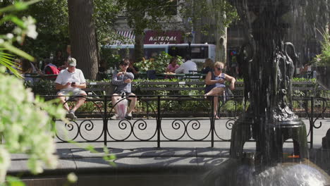 Menschen-Sitzen-Auf-Einer-Bank-Im-Madison-Square-Park-In-New-York