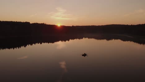 Boat-Cruising-The-Beautiful-Calm-Lake-At-Sunset-In-Rogowko,-Poland---Wide-Shot-Panning