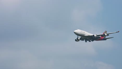 Asiana-Cargo-Boeing-747-48e-Hl7415-Acercándose-Antes-De-Aterrizar-En-El-Aeropuerto-De-Suvarnabhumi-En-Bangkok-En-Tailandia