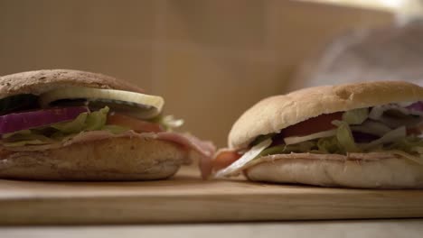 Zwei-Zubereitete-Schinkensalat-Sandwiches-Nahaufnahme-Schwenk