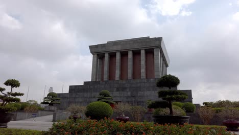 Exterior-Del-Mausoleo-De-Ho-Chi-Minh-Con-Un-Hermoso-Jardín-En-Macetas-En-Hanoi,-Vietnam,-Tiro-Panorámico-De-Mano-Derecha