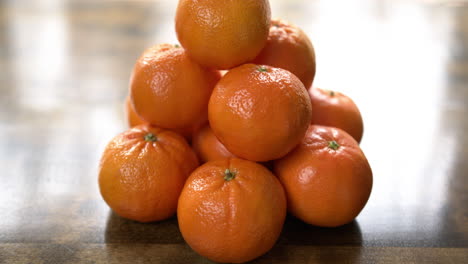 Close-Up-of-a-Pile-of-Mandarin-Oranges