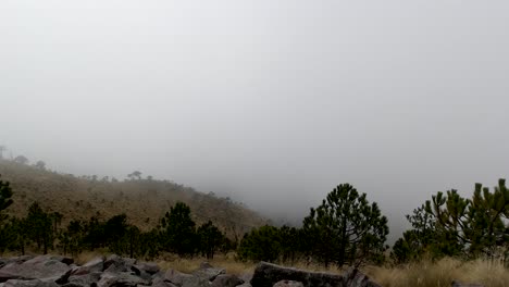 Un-Lapso-De-Tiempo-De-Nubes-Rodando-Por-Una-Ladera-En-Las-Montañas-Del-Cerro-Del-Ajusco-En-El-Centro-De-México