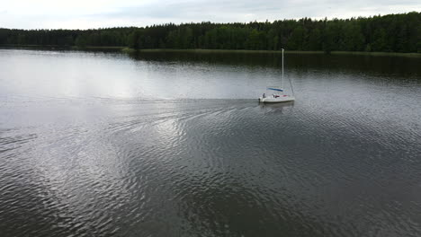 White-yacht-on-Jeziorak-lake