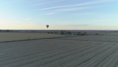 Heißluftballon,-Der-über-Landwirtschaftliche-Felder-Fliegt